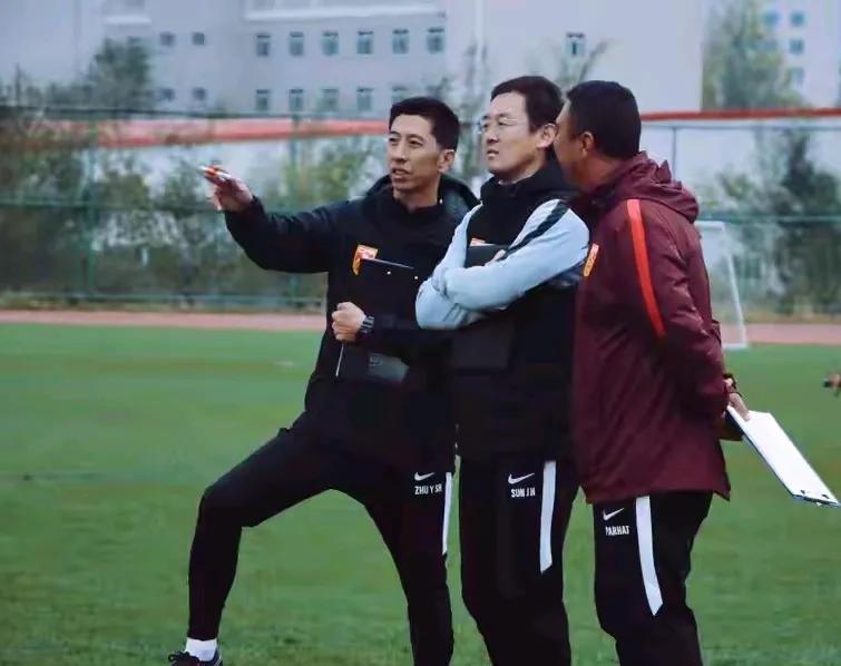 嗨球青训不是免费的，先培养孩子成才再收费！这种模式乍一听让人费解：既然要