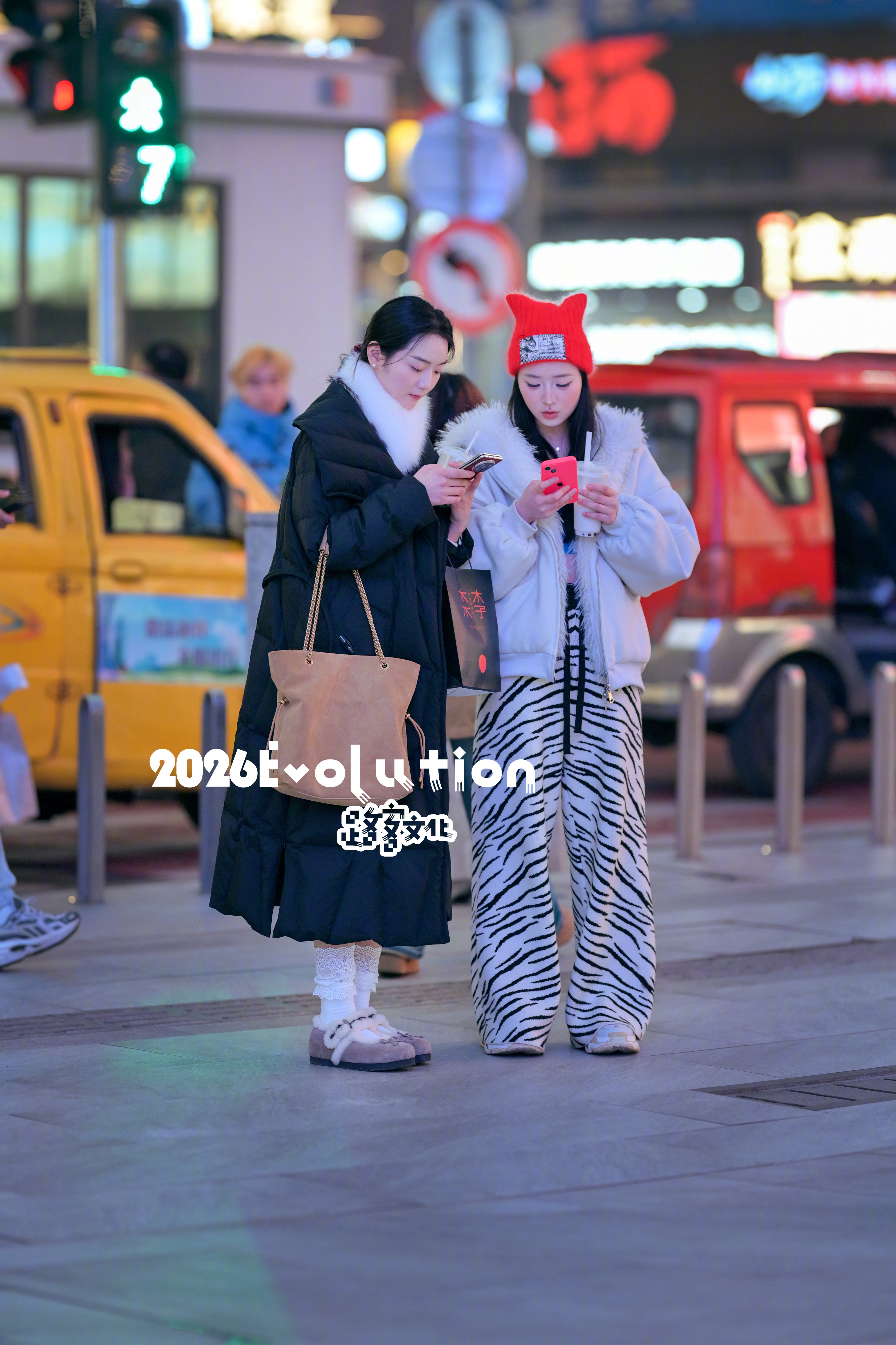 两姐妹在干嘛啊？应该是游客在看导航