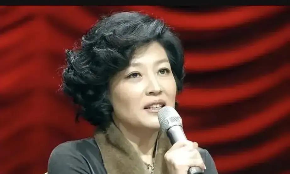 陪读十年，哈文回国那天被骂上热搜她刚落地，就有人扒出女儿哥大毕业照，质问：