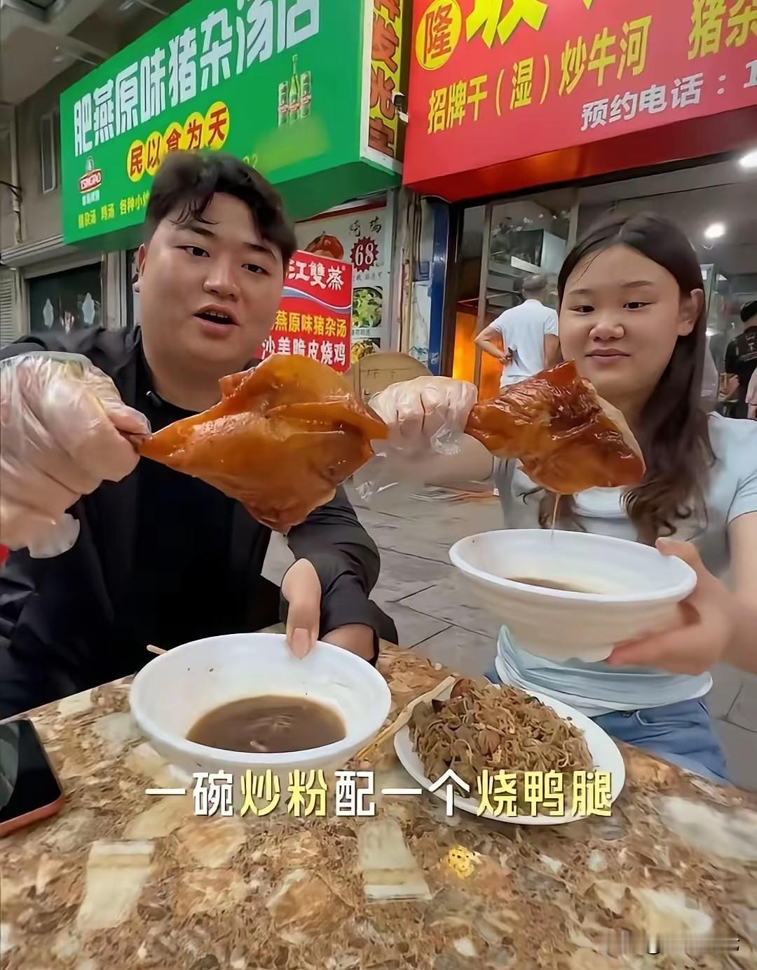 看着这两人从坐姿、再到看到美食的眼神都是一样的，张家齐比全红婵还像他妹妹，没有直