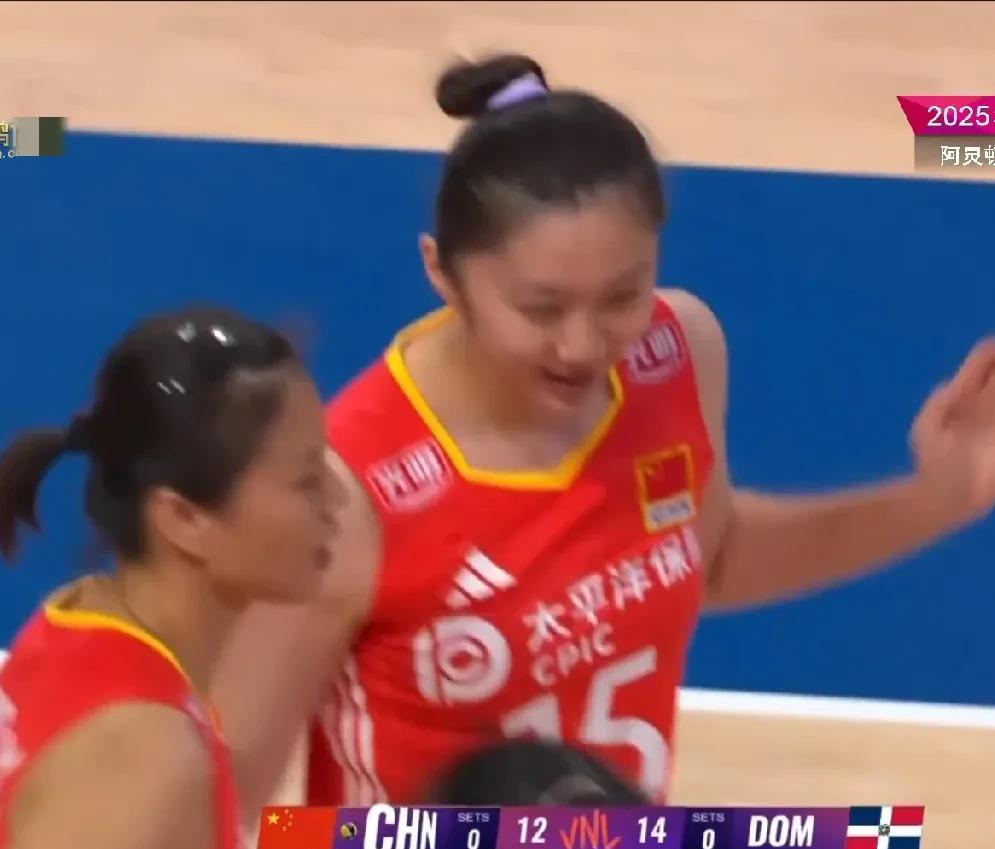 小将陈厚羽爆发，中国女排25-22拿下第一局。比赛伊始，中国队的接发球便