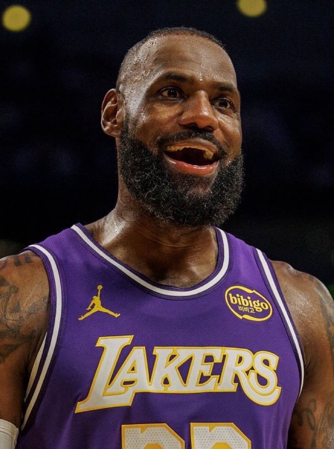 哇哦！詹姆斯打出了本赛季最佳一战！！！——全场出战34分钟——17投12中，三分