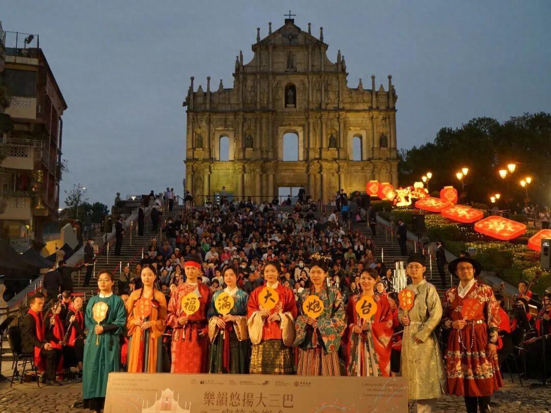 澳门之所以不闹腾，不闹独立，不闹分裂，不闹反共，甚至不闹亲台亲美，最重要的原因是