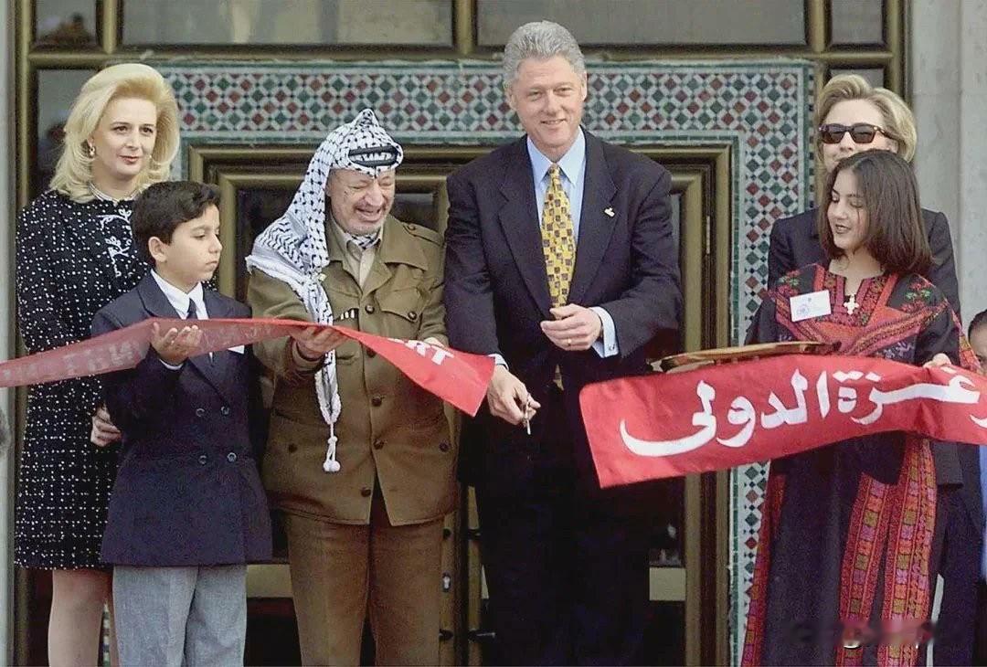 加沙地带原来有一个国际机场，1998年时任美国总统克林顿为加沙国际机场剪彩。不过