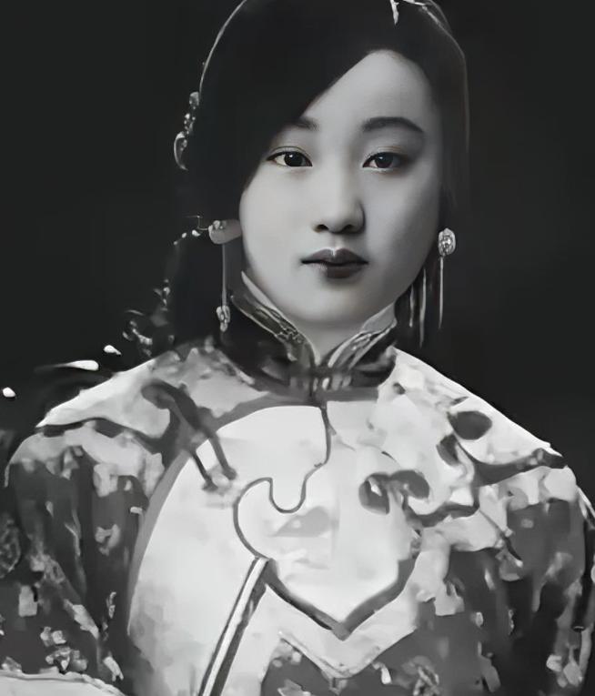 1894年，几个太监不顾珍妃的挣扎，将她放到刑凳上，其中两名太监上来就将珍妃的衣