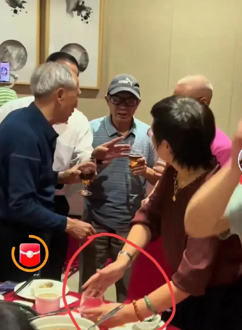 凌晨2点，杭州西湖边，一位女子赤脚抱着婴儿无助哭泣，旁边的亲妈却在电话那头冷静说