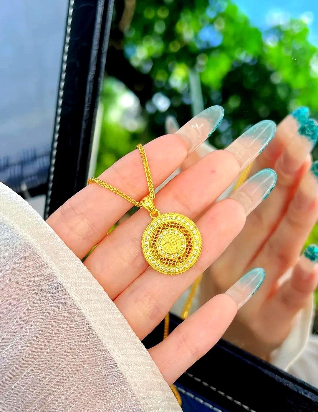 地铁里低头刷手机的女生，脖子上那点小闪，比年薪还管用。金子没便宜，但人心早就不