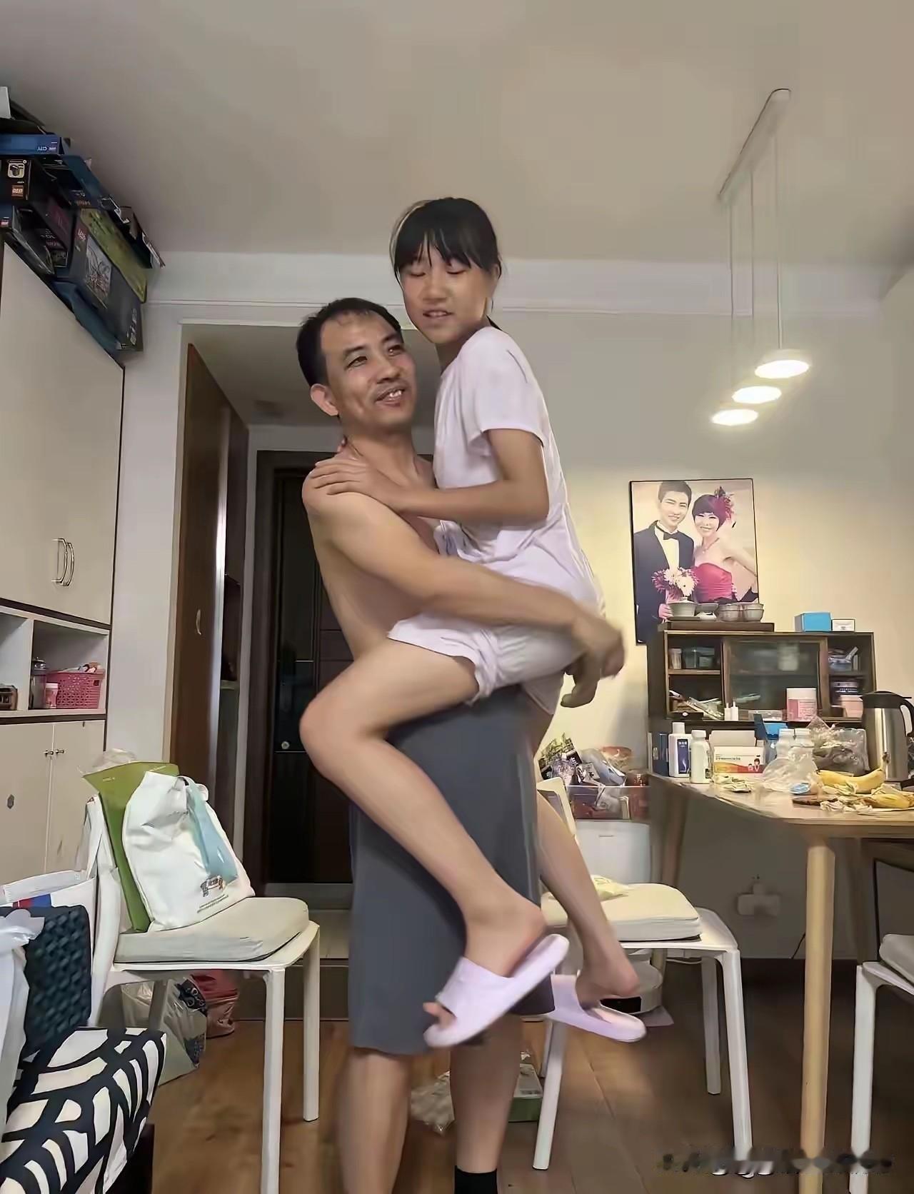 不得不说，大叔估计不懂女大避嫌这话说的意思啊！