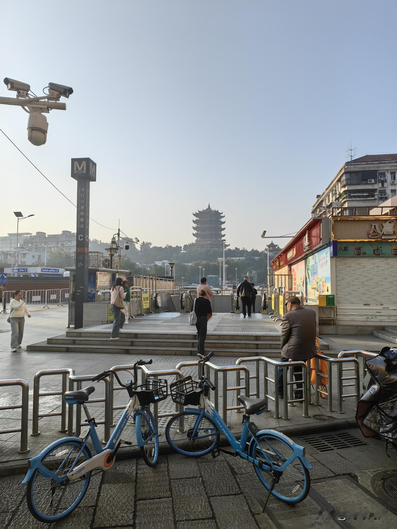 拆出来的打卡点武汉地铁5号线像条灵活的小蛇，穿梭过黄鹤楼脚下的蛇山，在蛇山北麓