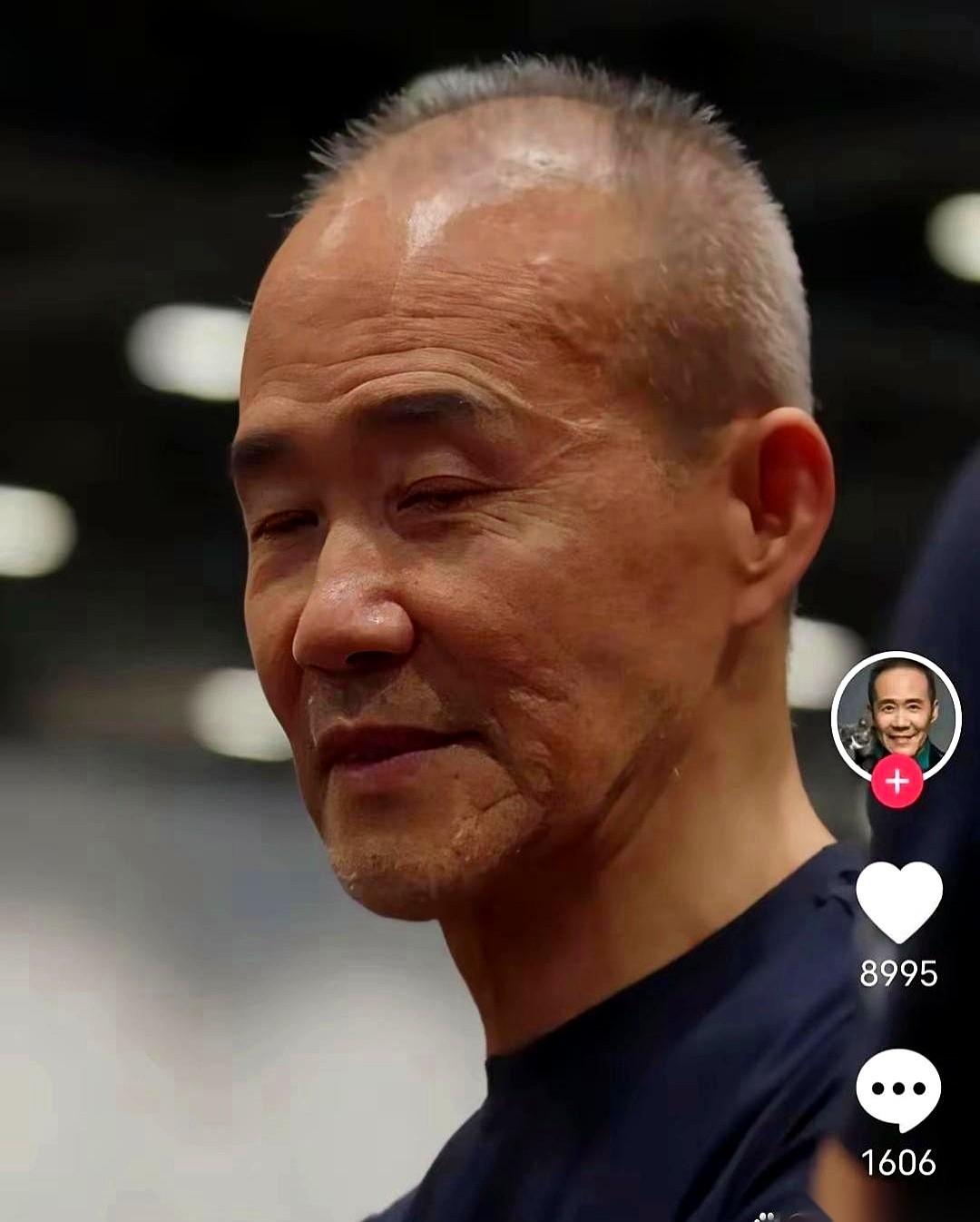 把75岁的王石和同岁的迟重瑞放一起，简直就是个意外。镜头拉到王石这边，健身房里