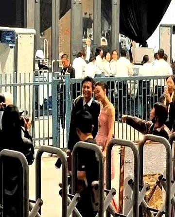 这估计，是邓超最尴尬的时候。金鸡奖上，倪妮主动就往邓超身边凑。邓超拍完照就想