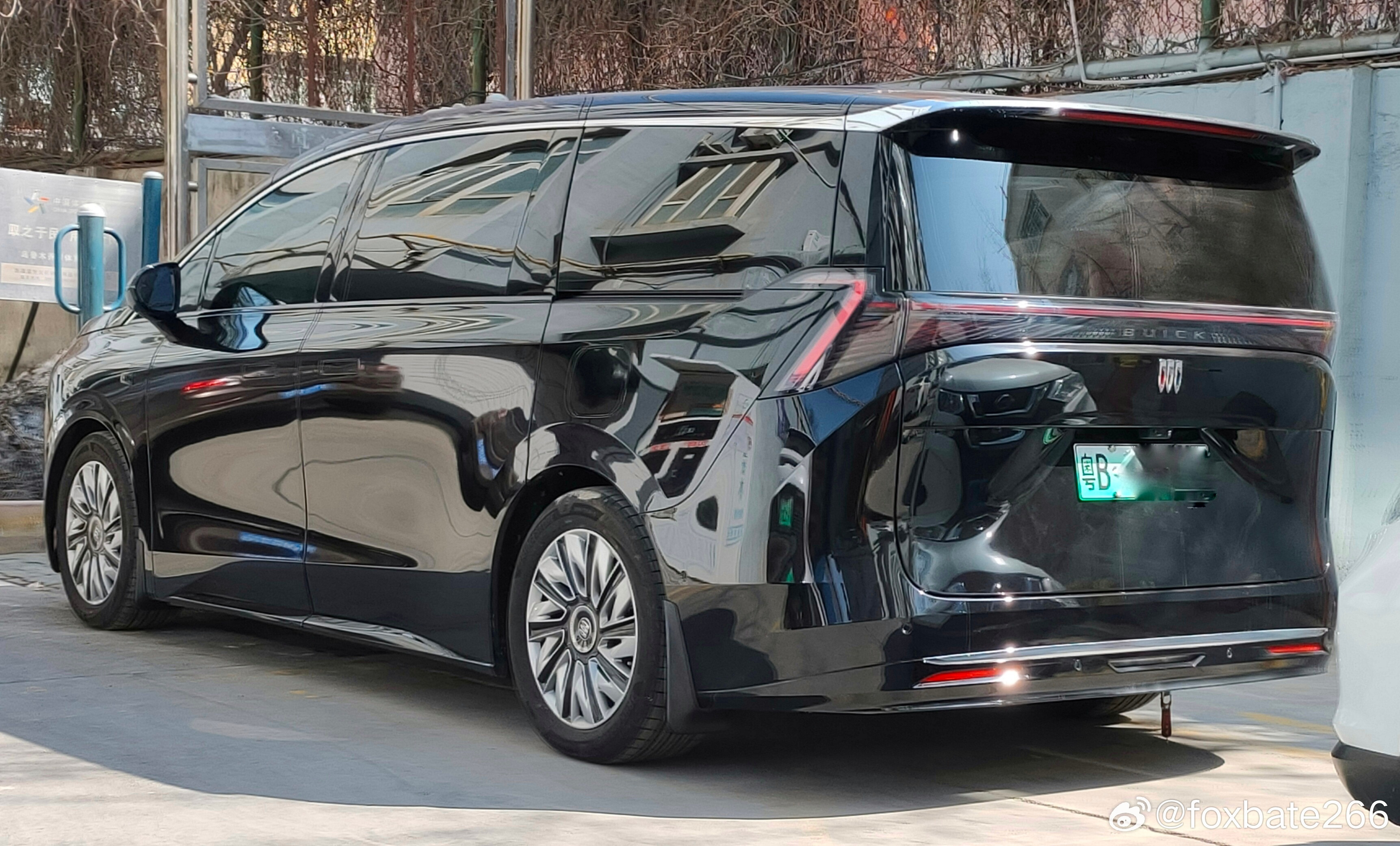 别克最电的那个mpv，后腿4类5连杆了，前腿也双叉臂了。。。相比之下，gl8世纪