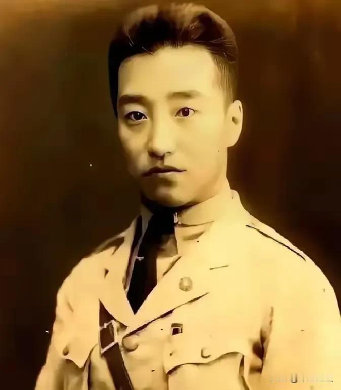 冯庸，26岁，东北军空军少将，刚继承了六千万大洋的家产。整个沈阳城都以为他要买地