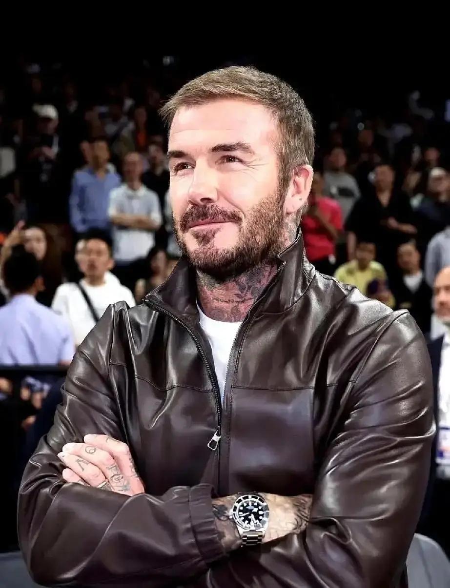 一觉睡醒被贝克汉姆的手表炸懵了！伦敦慈善晚宴上他腕间的百达翡丽鹦鹉螺5711