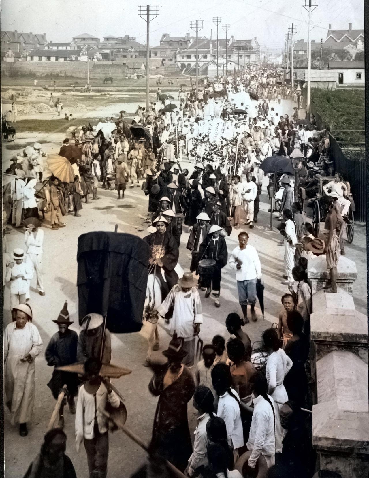 没想到1909年上海知县出巡摆了半里地的仪仗，沿路中国人都得低头避让，租界来的洋