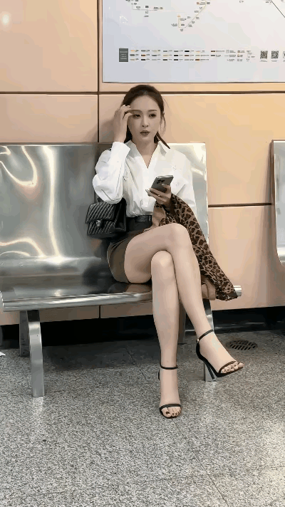 座位上等人偶遇美女。