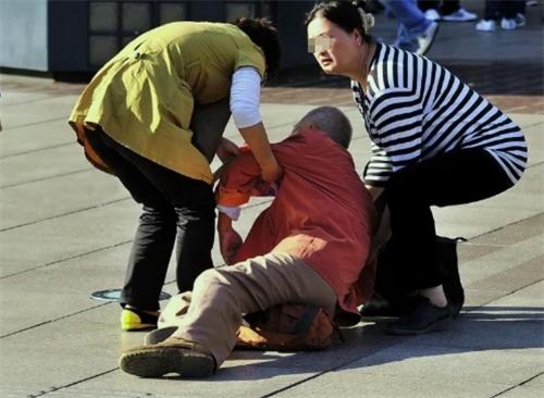 惩治扶老人被讹诈，官方出招了。中国新闻网，针对扶人反被讹现象出强语：扶人反被讹诈