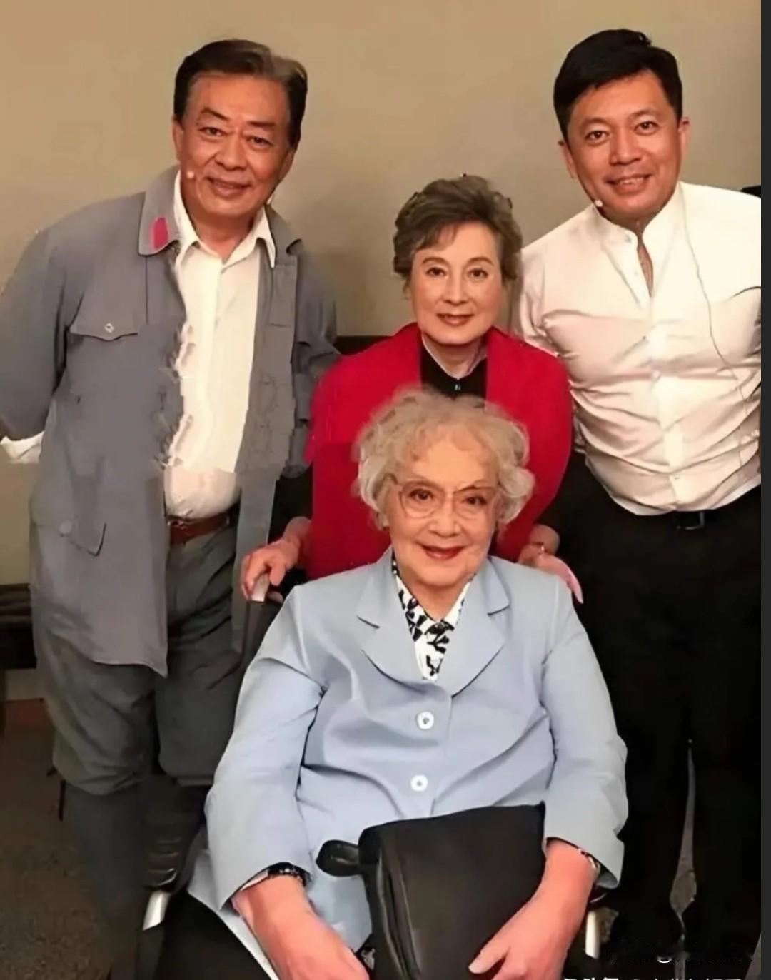 仔细看，后排左一的是气色盈和的王诗槐，右边是目若朗星，气宇不凡的何政军。前面坐一