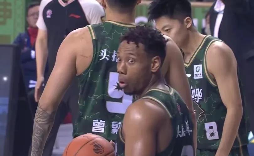 本人震惊，场均8分2.5篮板被报价顶薪！根据最新的消息，上赛季从广州交易过来的