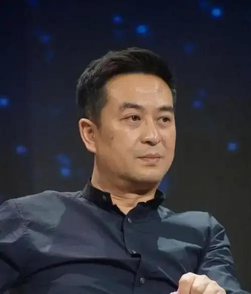 56岁的张嘉益如今活成了圈内公认的人生赢家。他定居在西安曲江核心区的独栋别墅里，
