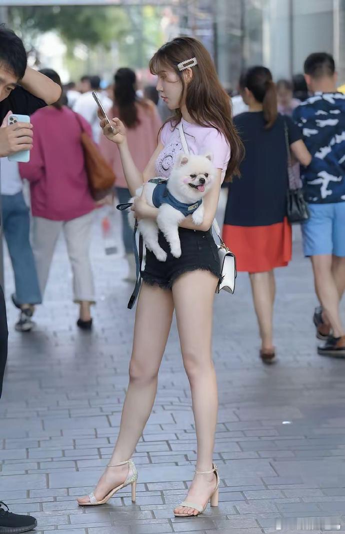 逛街看到的最漂亮的女孩子了！​​​