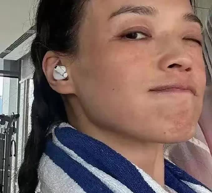 舒淇近照曝光：离开了精修，皮肤黯黑发黄，鼻子扁平，雀斑抢镜，眼角皱纹粗粝，胶原蛋