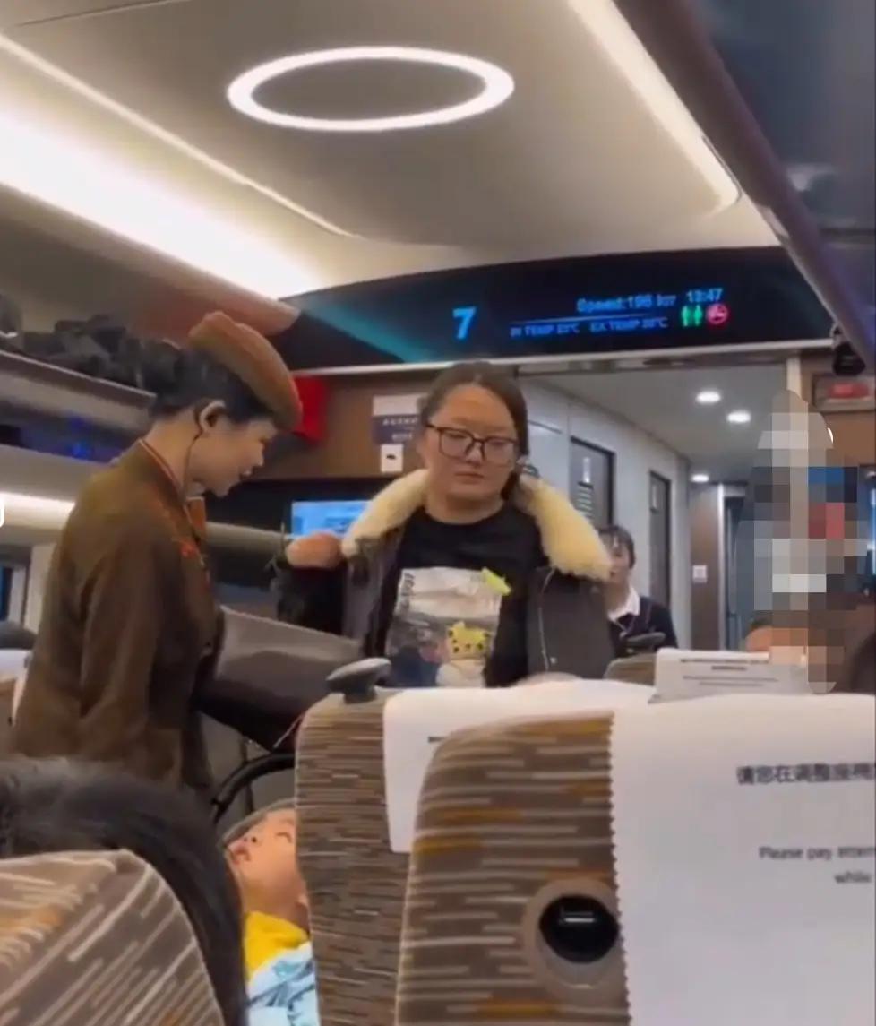 奇人奇葩事，看得人窝火。一位宝妈推着大件婴儿推车坐高铁，婴儿车放在过道中间，堵