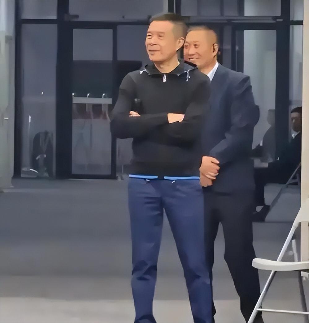 陈海涛不辞劳苦！广东男篮近期参加4场热身赛，球迷们看到了主教练与球员，也看到陈