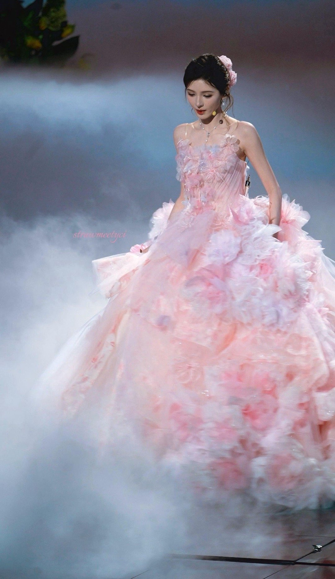 张予曦花仙子张予曦的颜值真的是没有天花板吗？鲜花环绕中笑意浅浅，清透又梦幻，