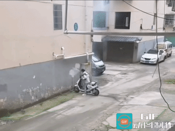 很好奇，男子这是干什么？估计别人很难说清，只有他本人知道。不过，可能有这三种可