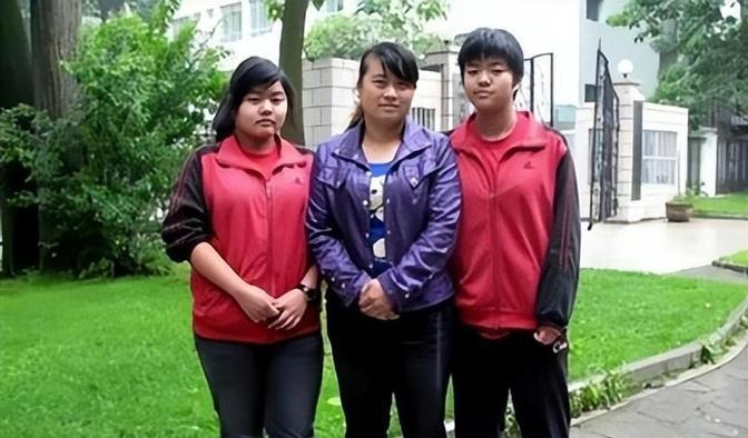 1999年，贵阳一雇主给6岁双胞胎女儿过生日，出门买蛋糕，却一去不回。女孩抱住小