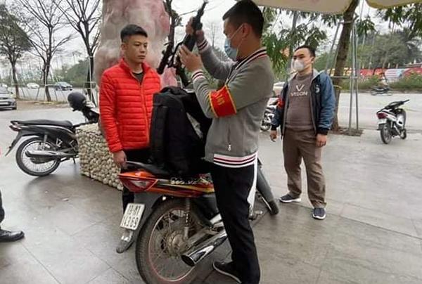 越南河内便衣警察在一驾驶车牌号为19M1-143.69的摩托车的年轻男子背包内搜