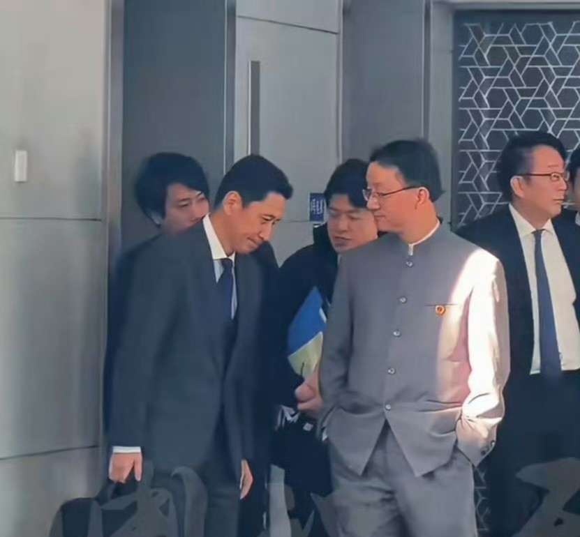 这照片怎么看怎么像爸爸训儿子