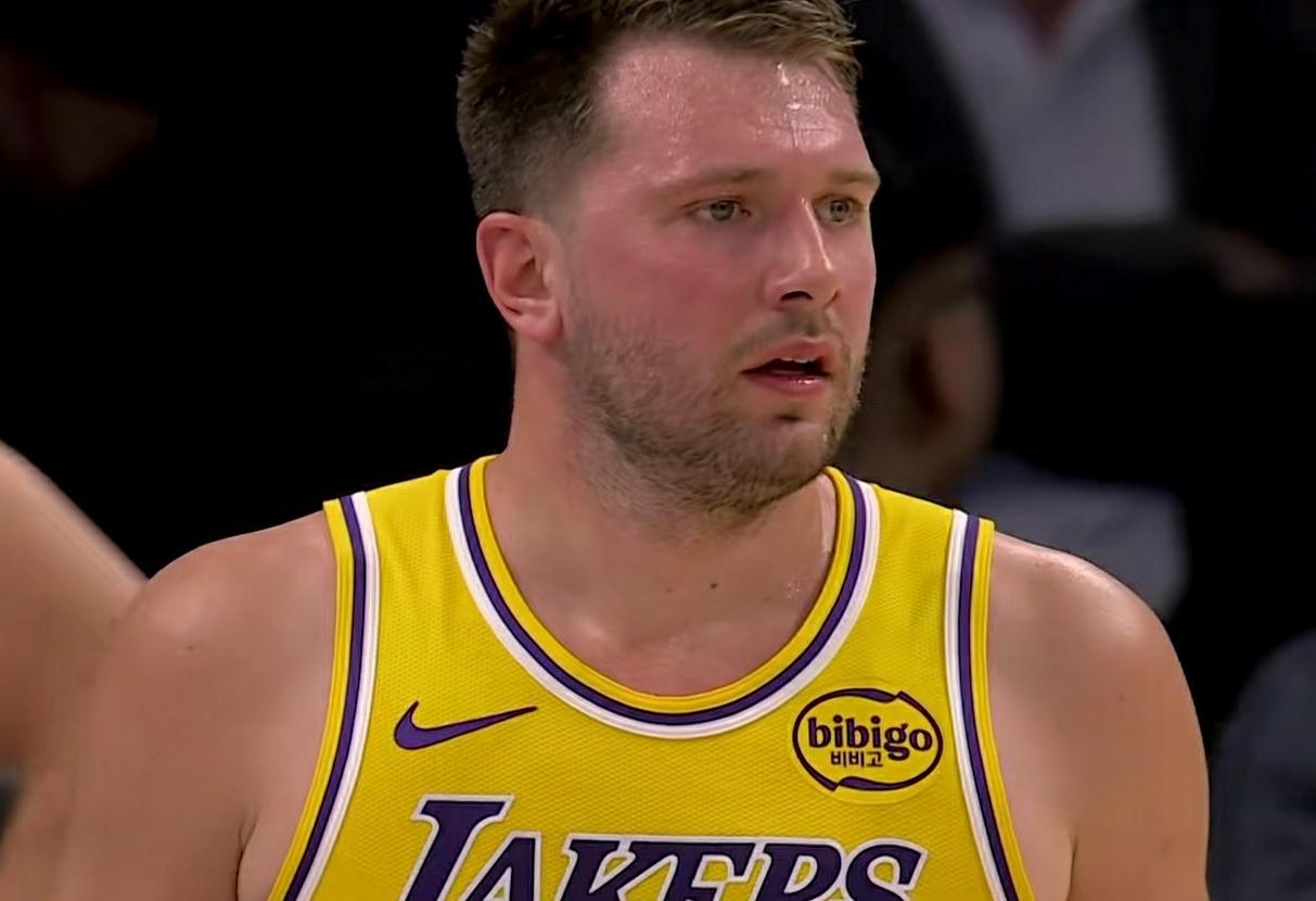 太丢人了！湖人被超级残阵太阳绝杀，耻辱三连败！透露三点不争的事实：第一：东契