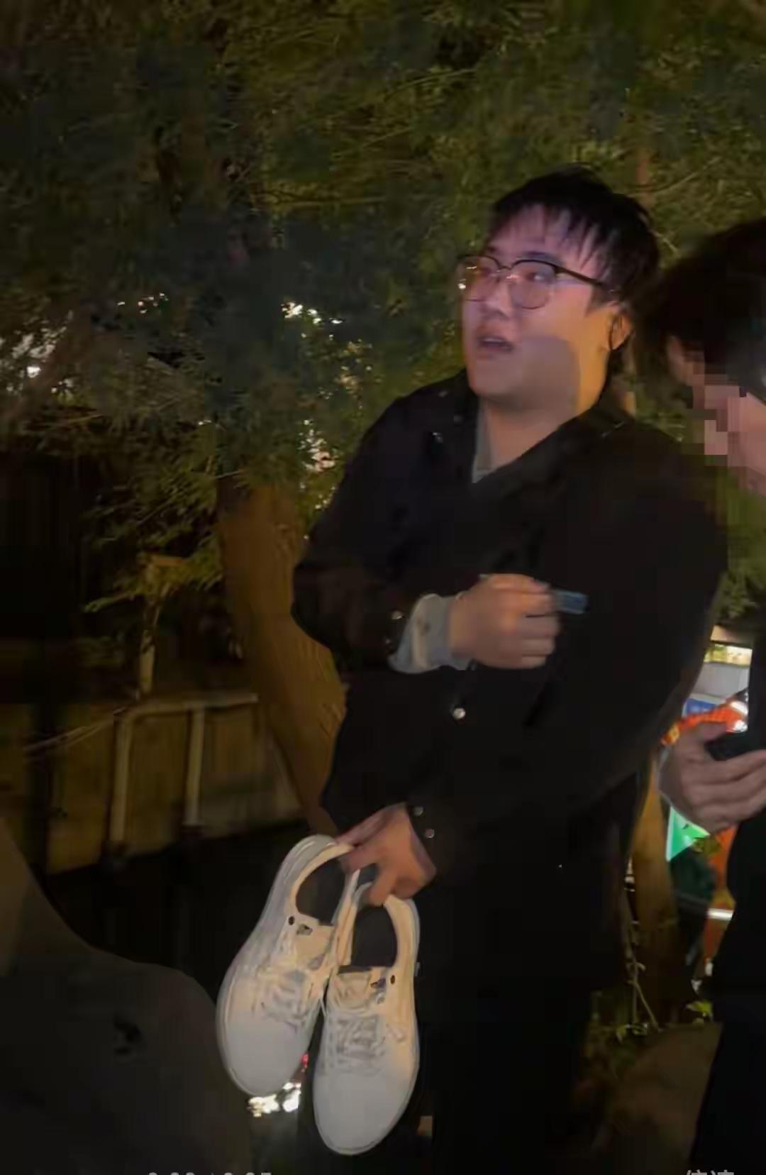 事发杭州！这位冻得浑身颤抖的小伙子，有谁认识？太勇敢了！昨晚，陈女士向杭州日报