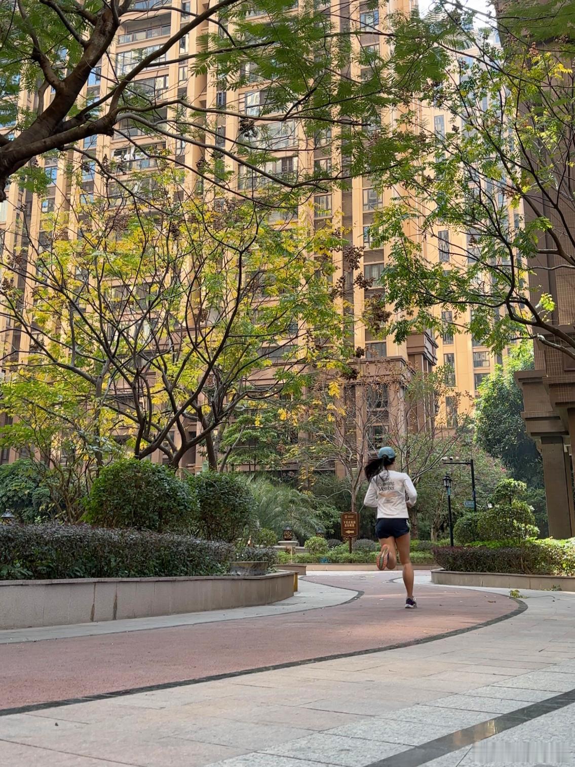 中午跑步，筋骨舒张沐浴阳光，纵情去战跑步打卡