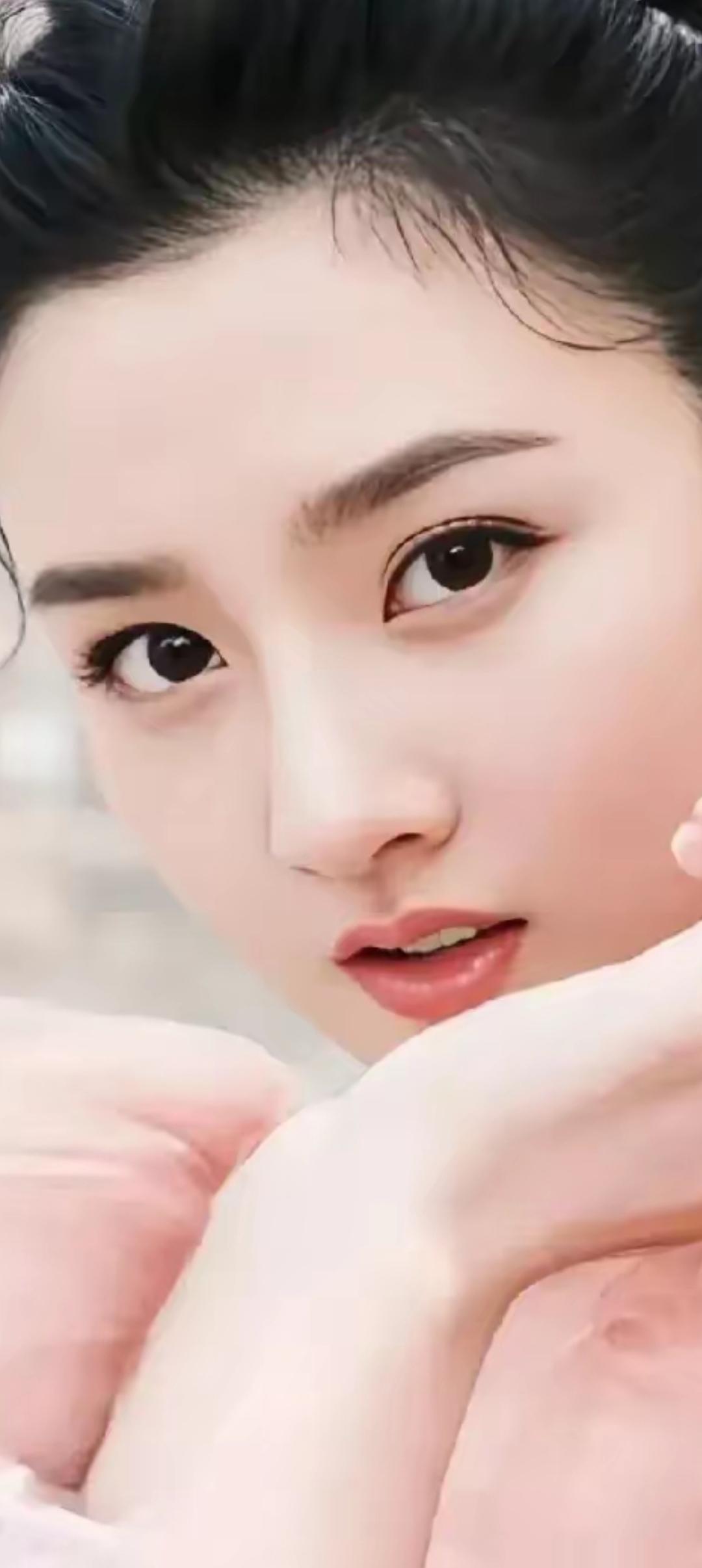 温柔眼波流转，岁月静好如初。