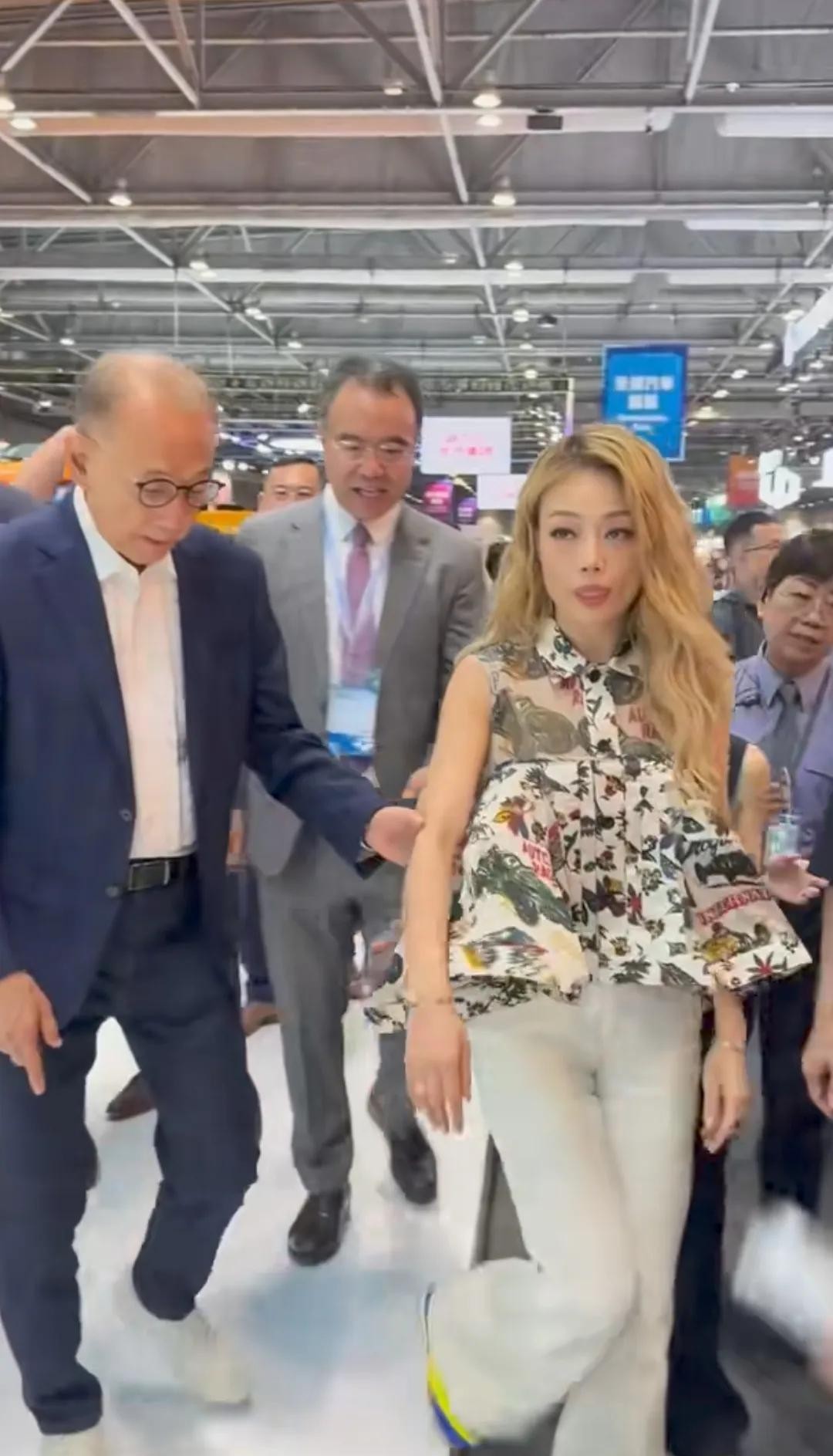 我有一种预感，容祖儿估计很难嫁人了，不是因为她年龄大了，也不是因为她还爱着谁
