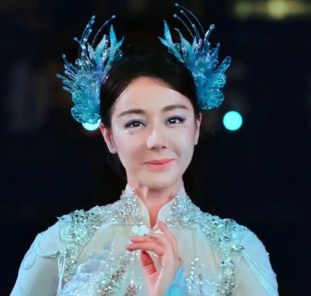 迪丽热巴是不是得罪化妆师了浓颜系千万别画这样寡淡的妆这眼影画的老了十岁！