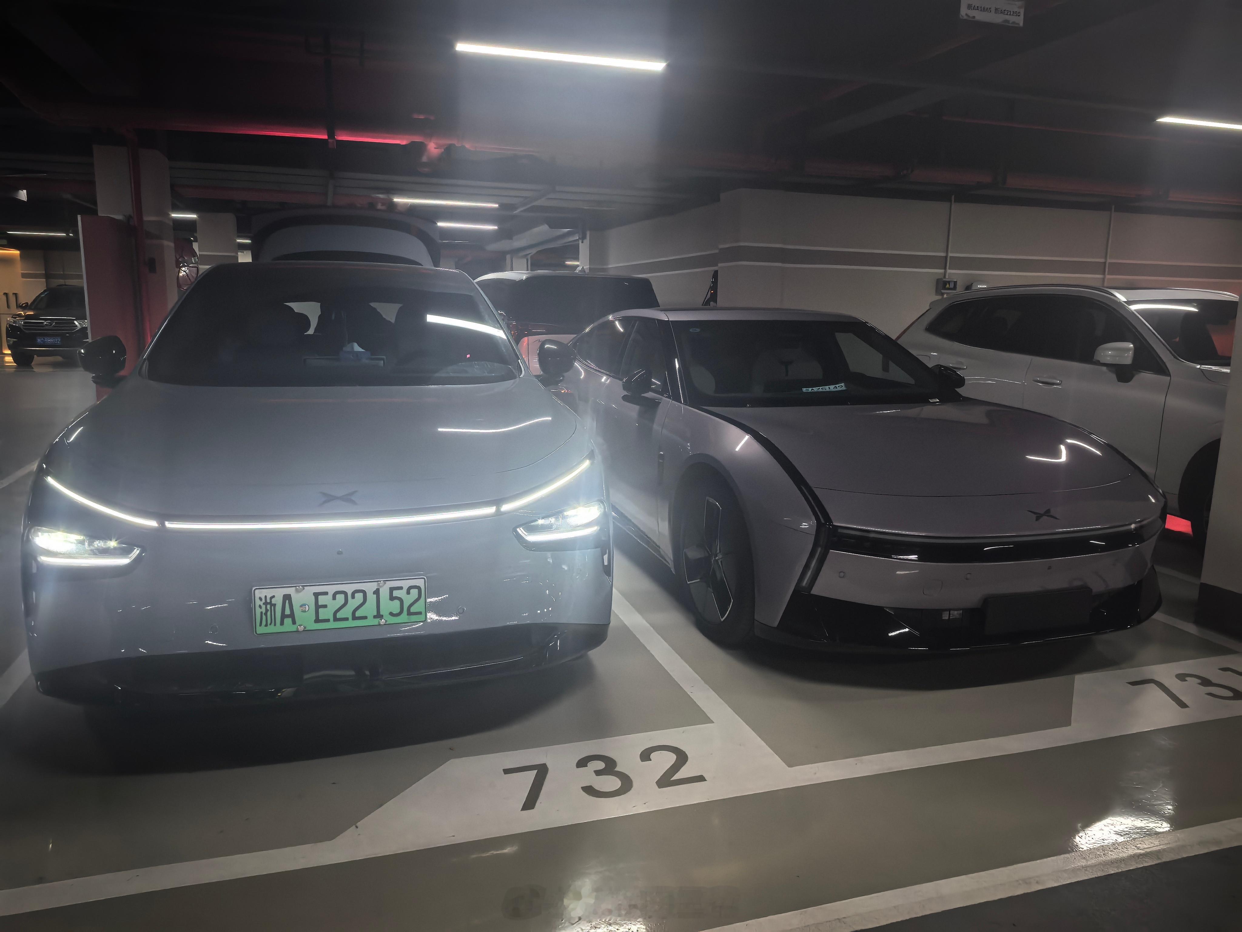 领居搞了辆全新小鹏P7，颜色还挺紫，双7合体了