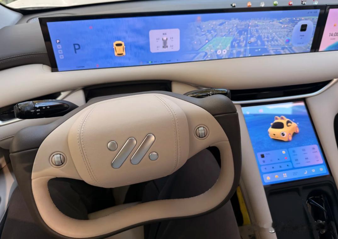 油车土鳖第一次开她的半辐方向盘。办公室李姐叫我帮她挪下车，临时停车挡住人家了。