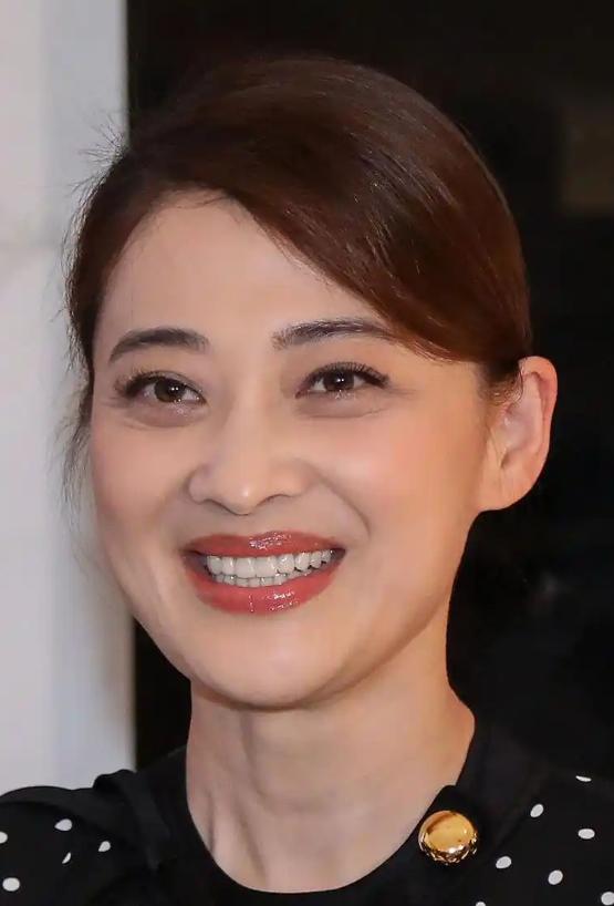 我最搞不懂的人，就是梅婷了。明明已经50岁，从来不跟风做医美，也不会刻意