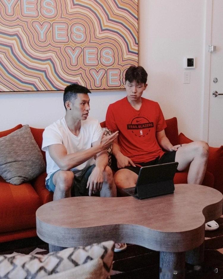 林书豪一对一辅导杨瀚森一语击中小杨关键所在书豪指出杨瀚森的最大问题就是防守