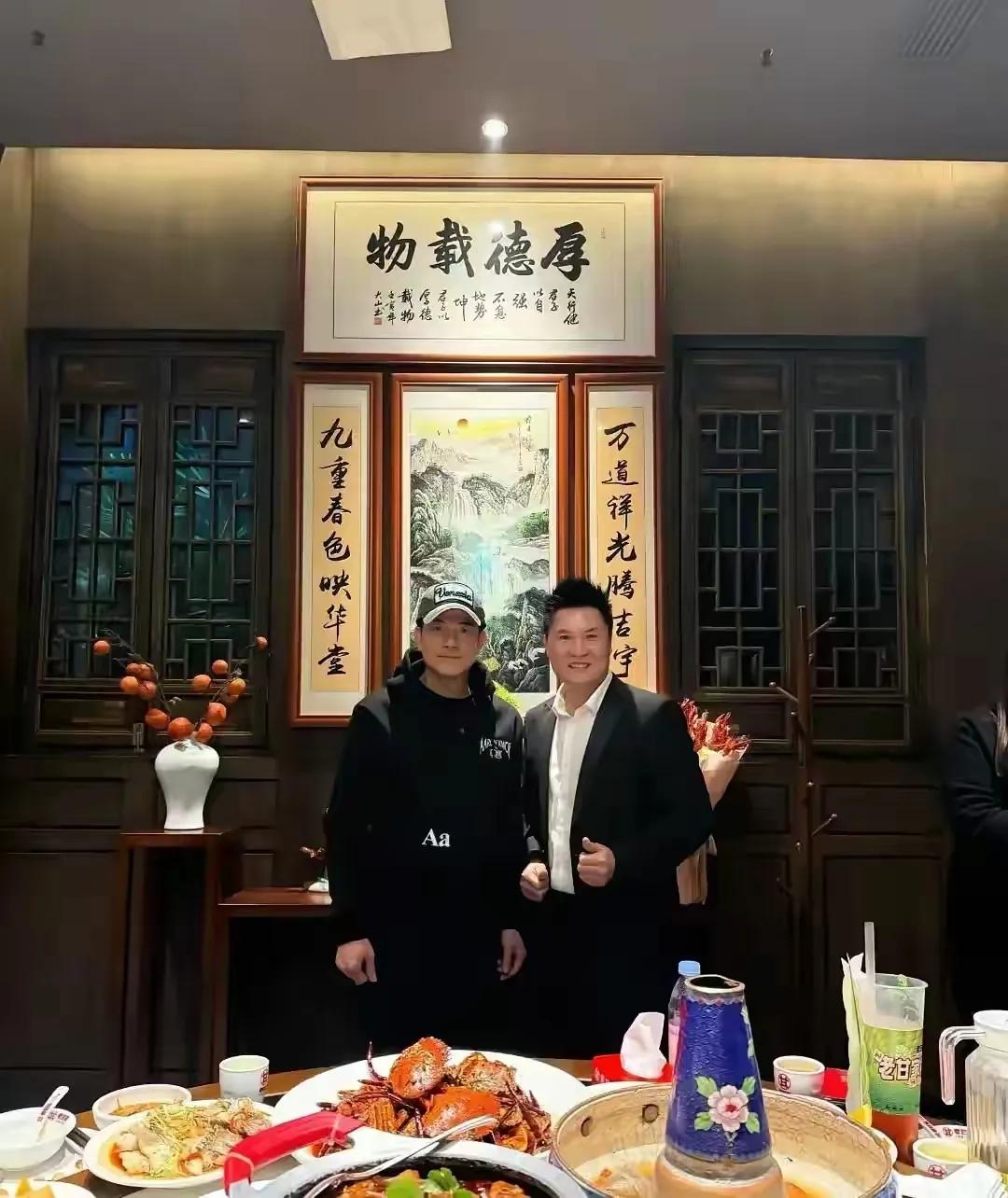 老锅像被绑架了一样[打脸][打脸][打脸][笑着哭][笑着哭][笑着哭]