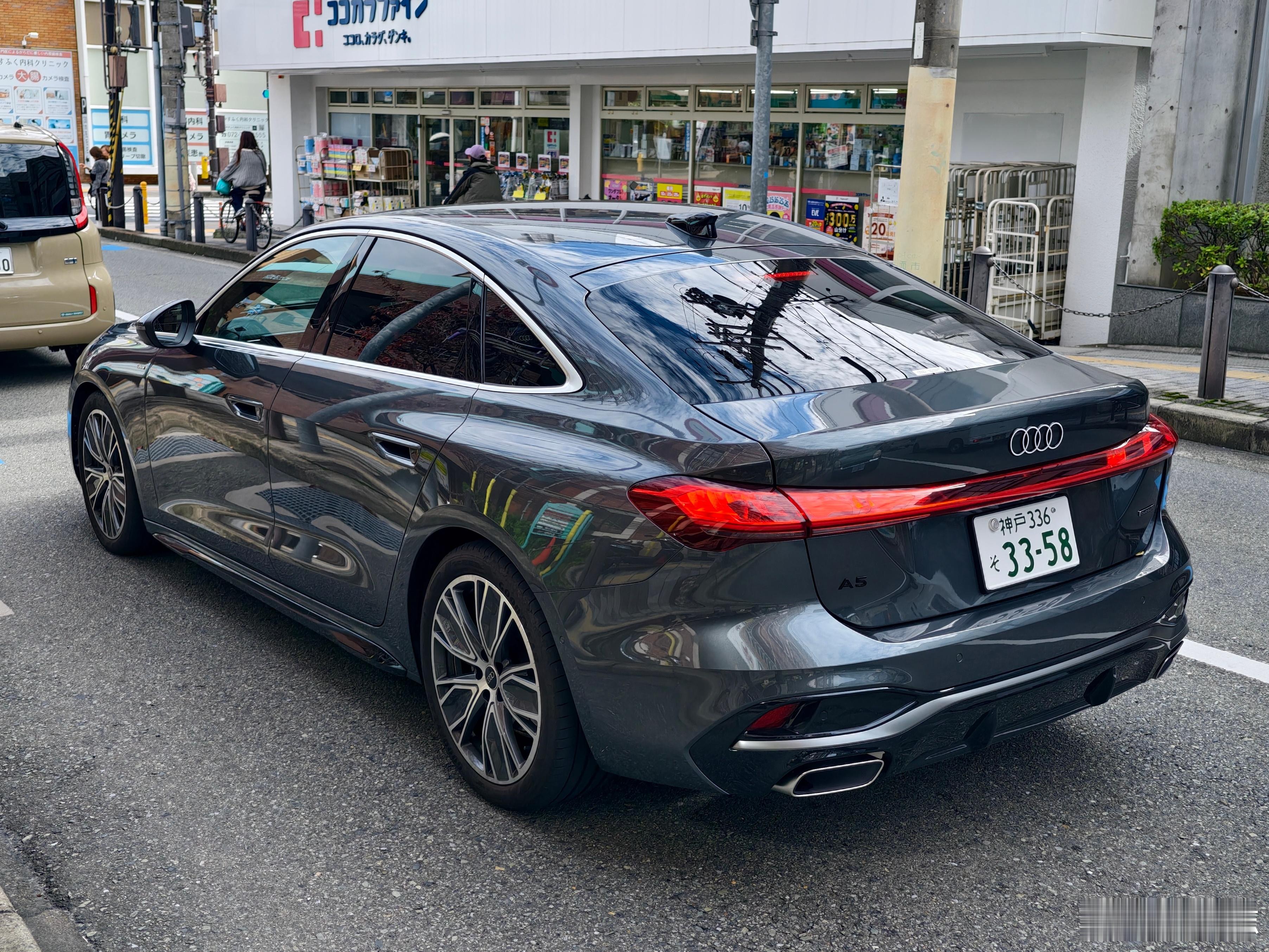 型车街拍德原奥A5，标距看着很和谐，可惜日版没有上汽奥迪和一汽奥迪A5L的华为乾