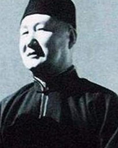 他在解放前明明没又担任过亮眼的高层职务，却被定为政3级，这个等级和十大元帅、邓小