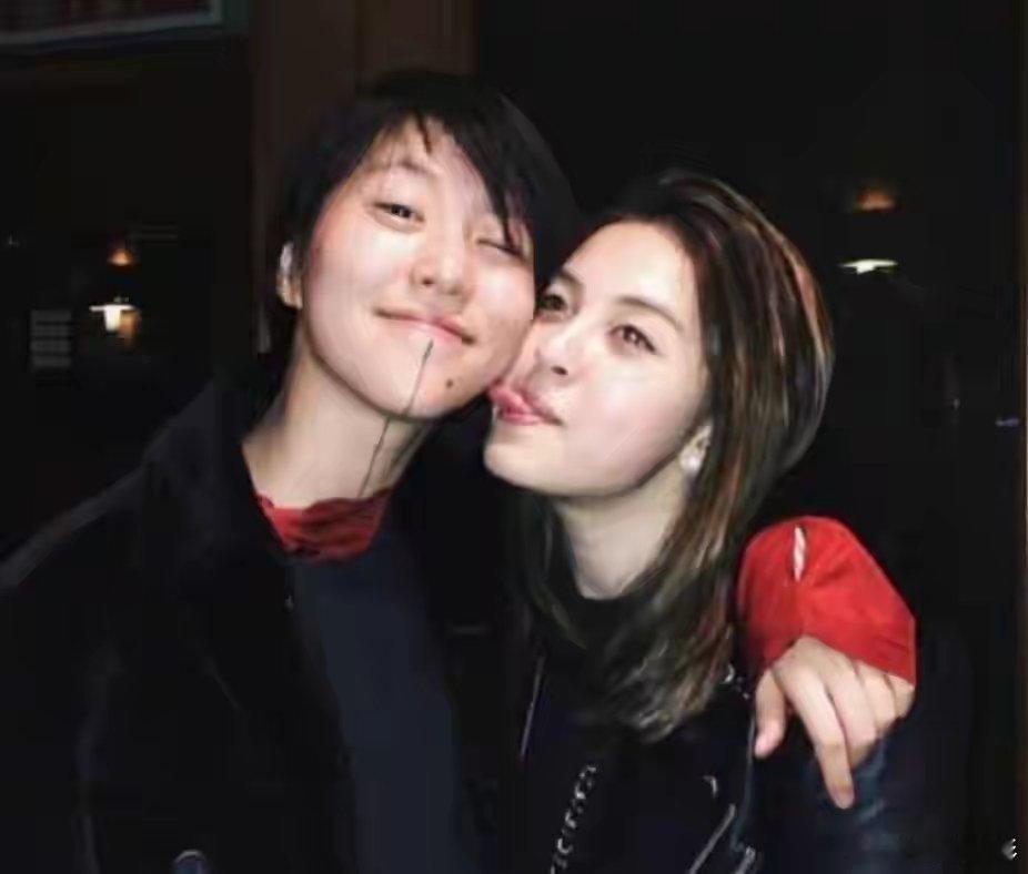 久未现身的窦靖童，突然被爆出“恋情瓜”？网友扒出的细节，更是让恋情疑云越来越深。