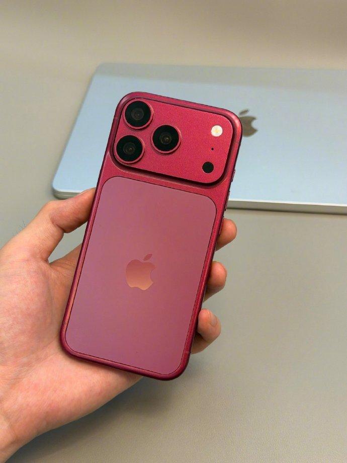 网传iPhone18Pro的樱桃红配色要卖爆，我觉着挺有可能。红色在咱们