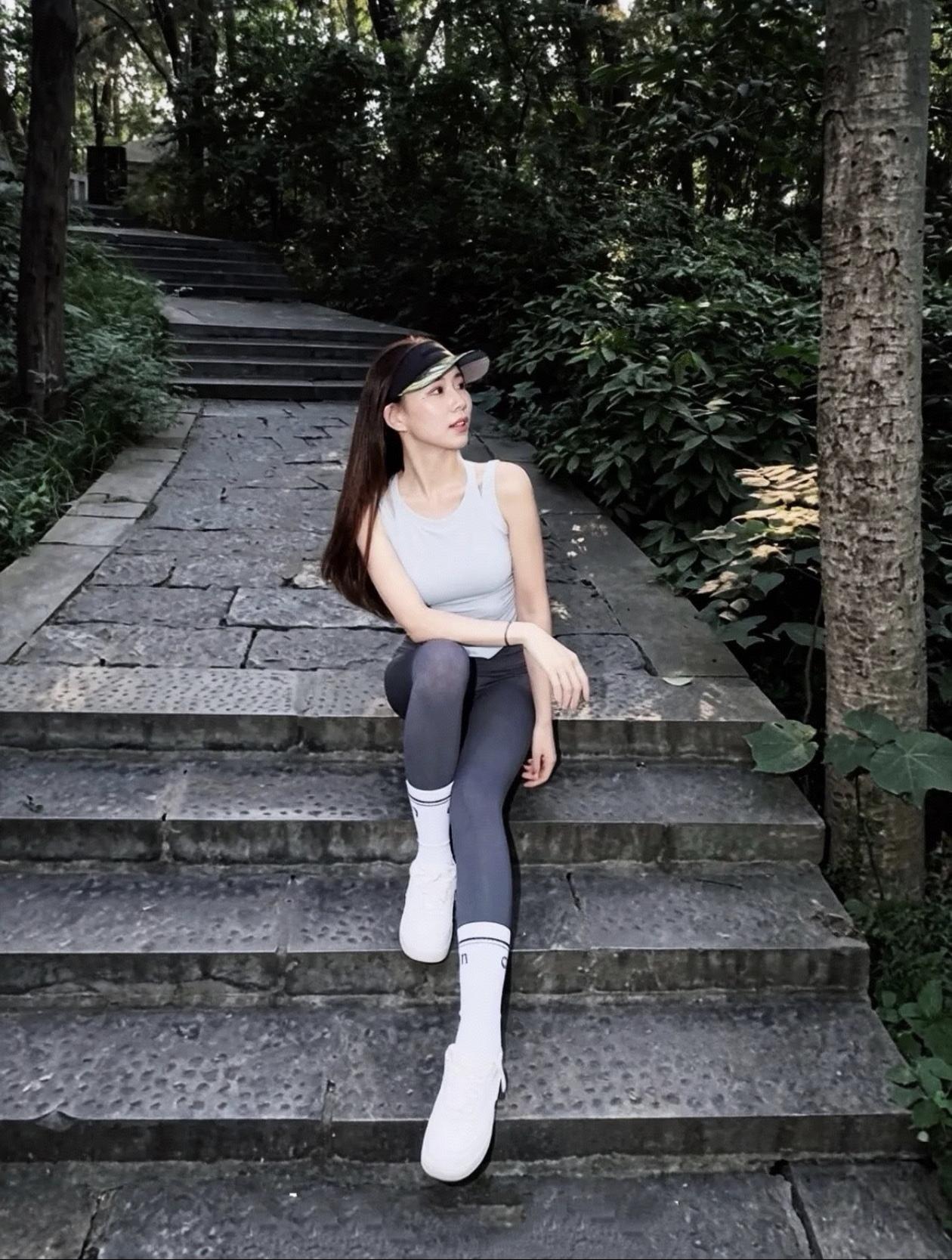 森林中的静谧时光，运动后的放松时刻
