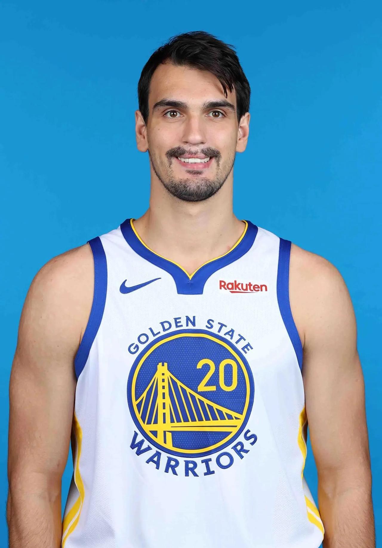 去年签270万底薪时，所有人以为他油箱见底了。今年掘金甩出2年1060万合同，